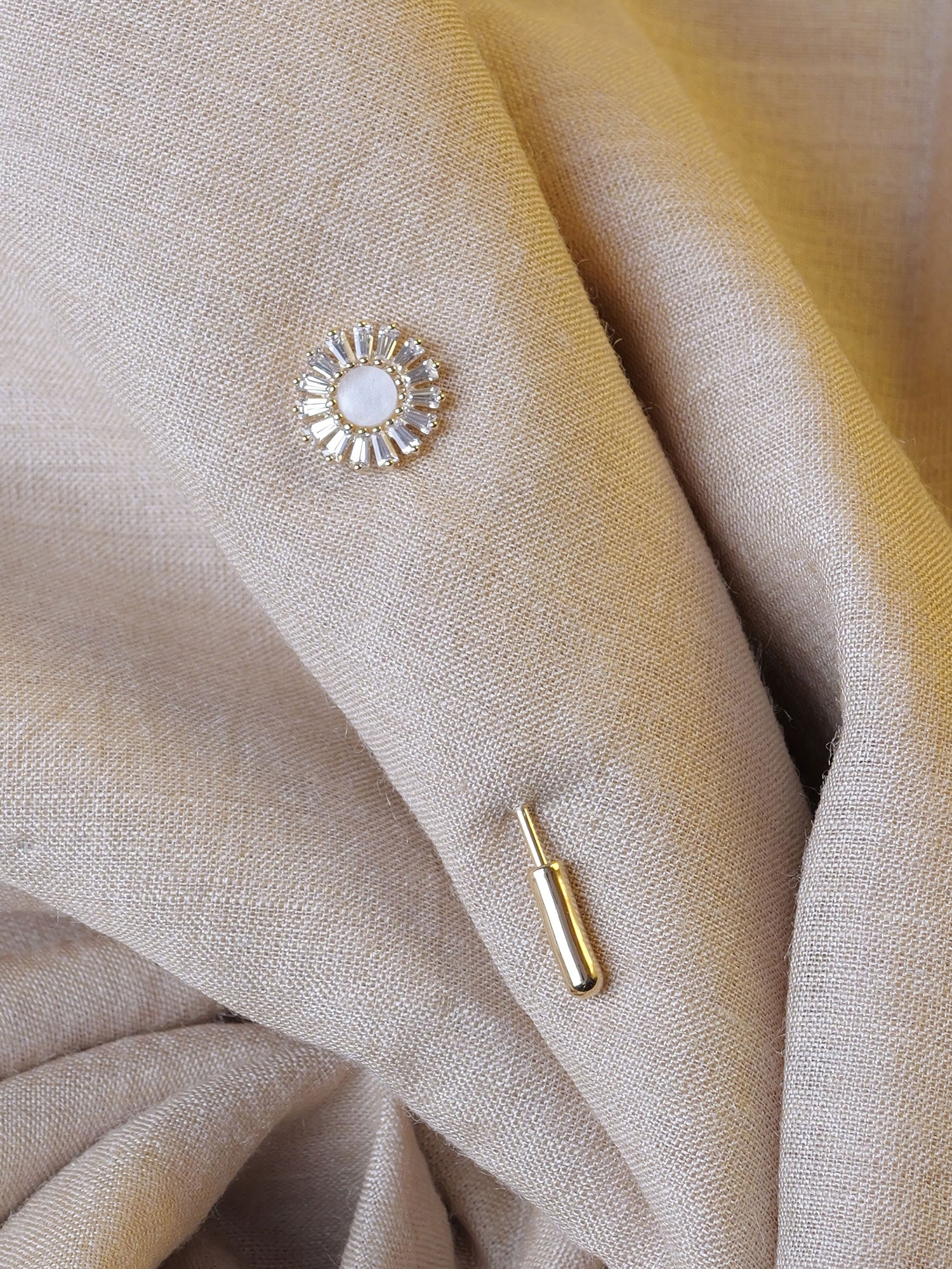 Dahlia Scarf Pin in White and Gold