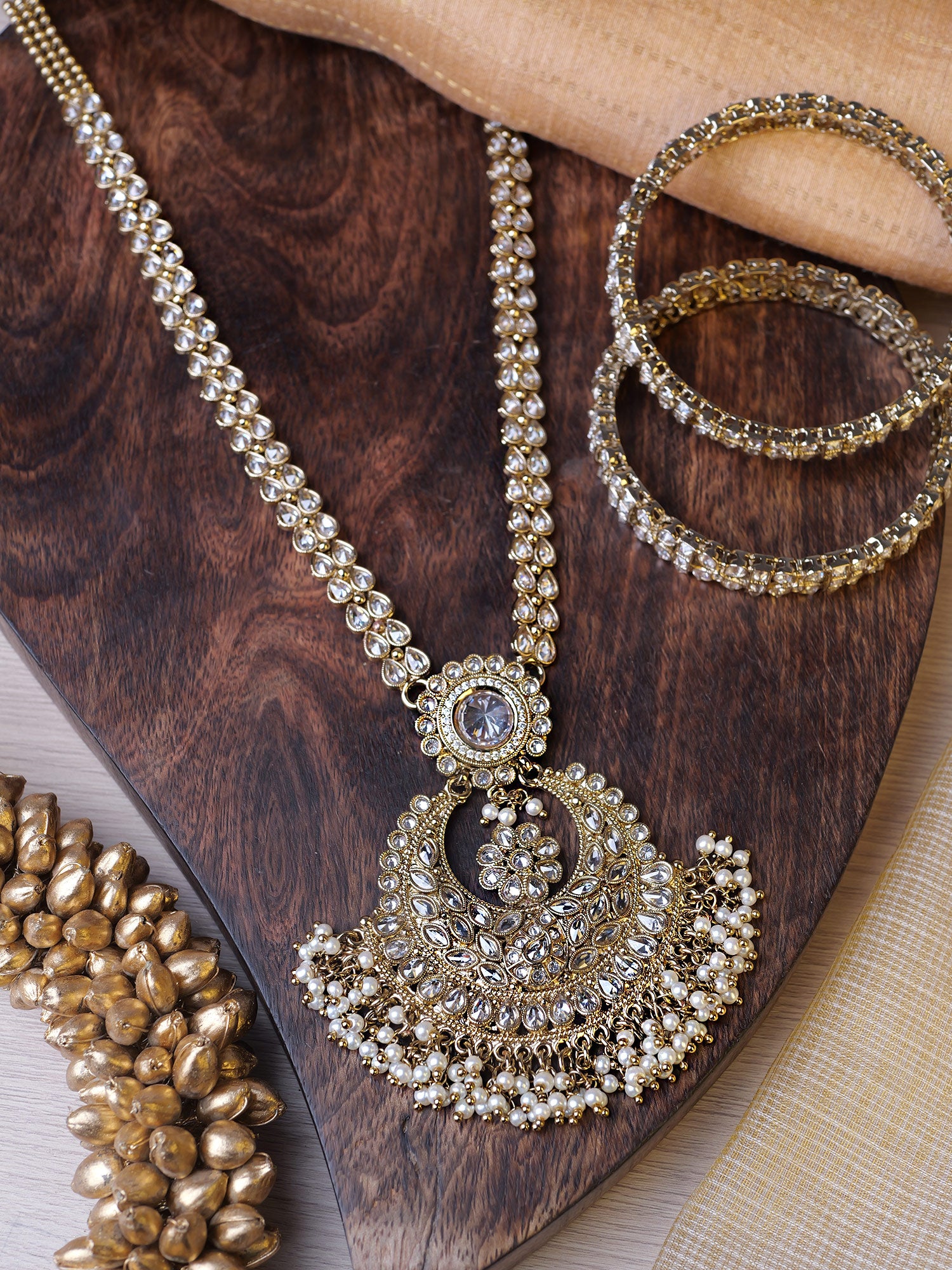 Gulshan Rani Haar in White and Antique Gold