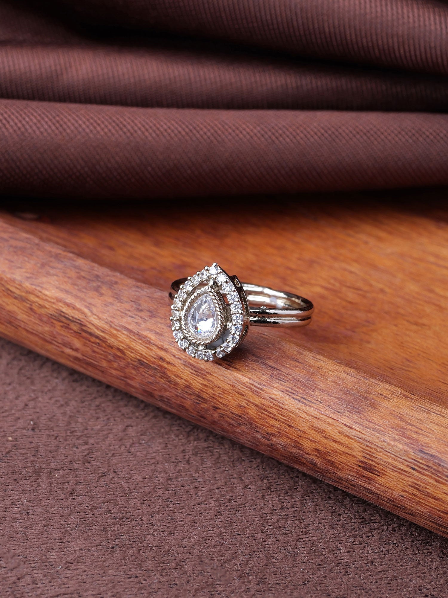 Heeral Crystal Ring in White