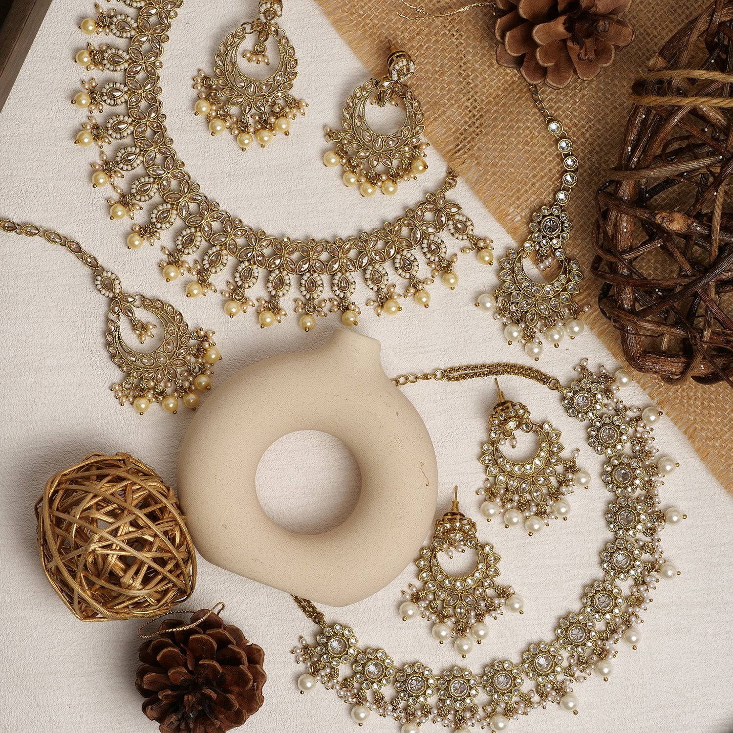 Arana Necklace Set in White