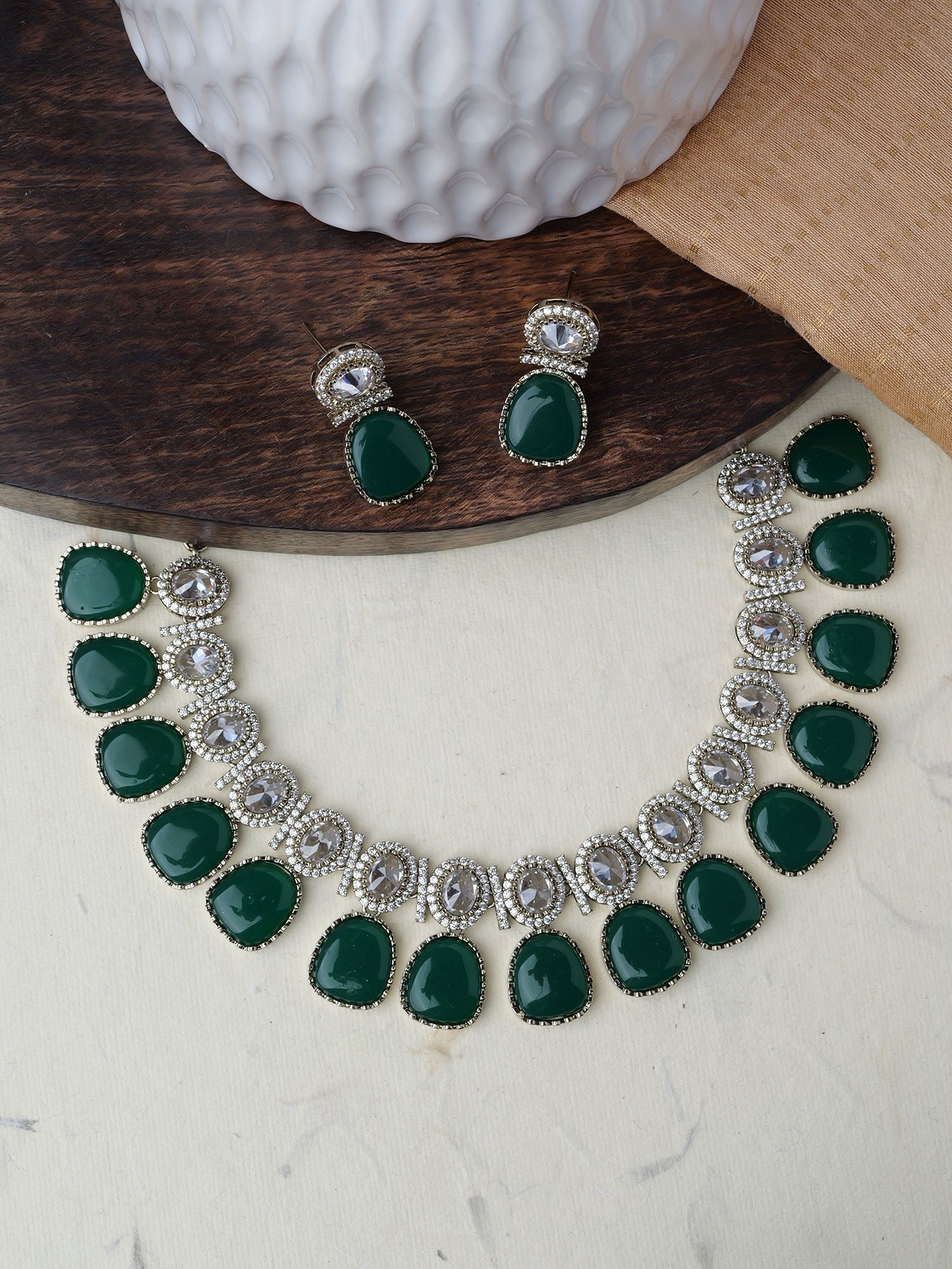 Kamini Necklace Set in Green and Antique Gold