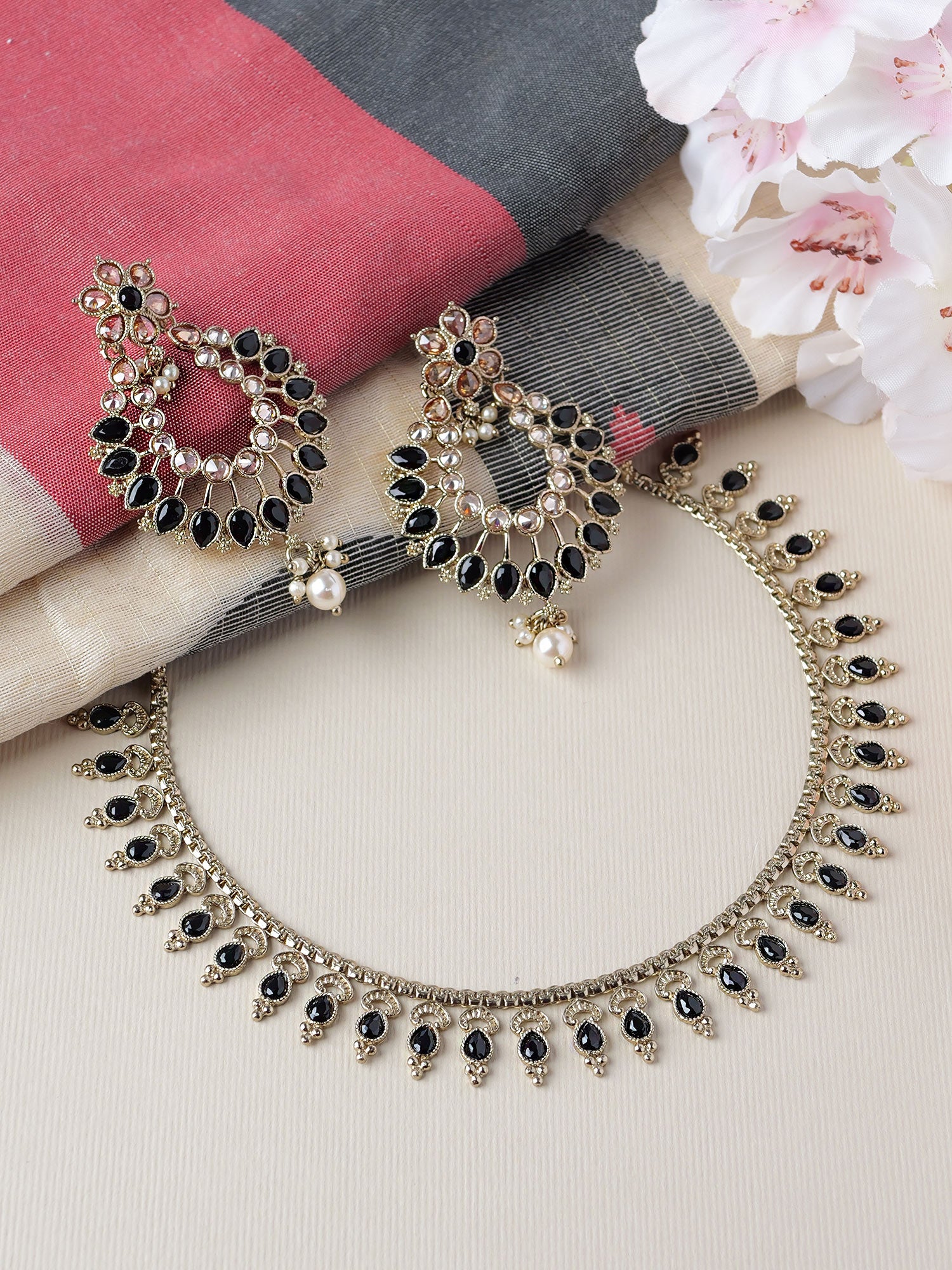Kavia Simple Necklace Set in Black