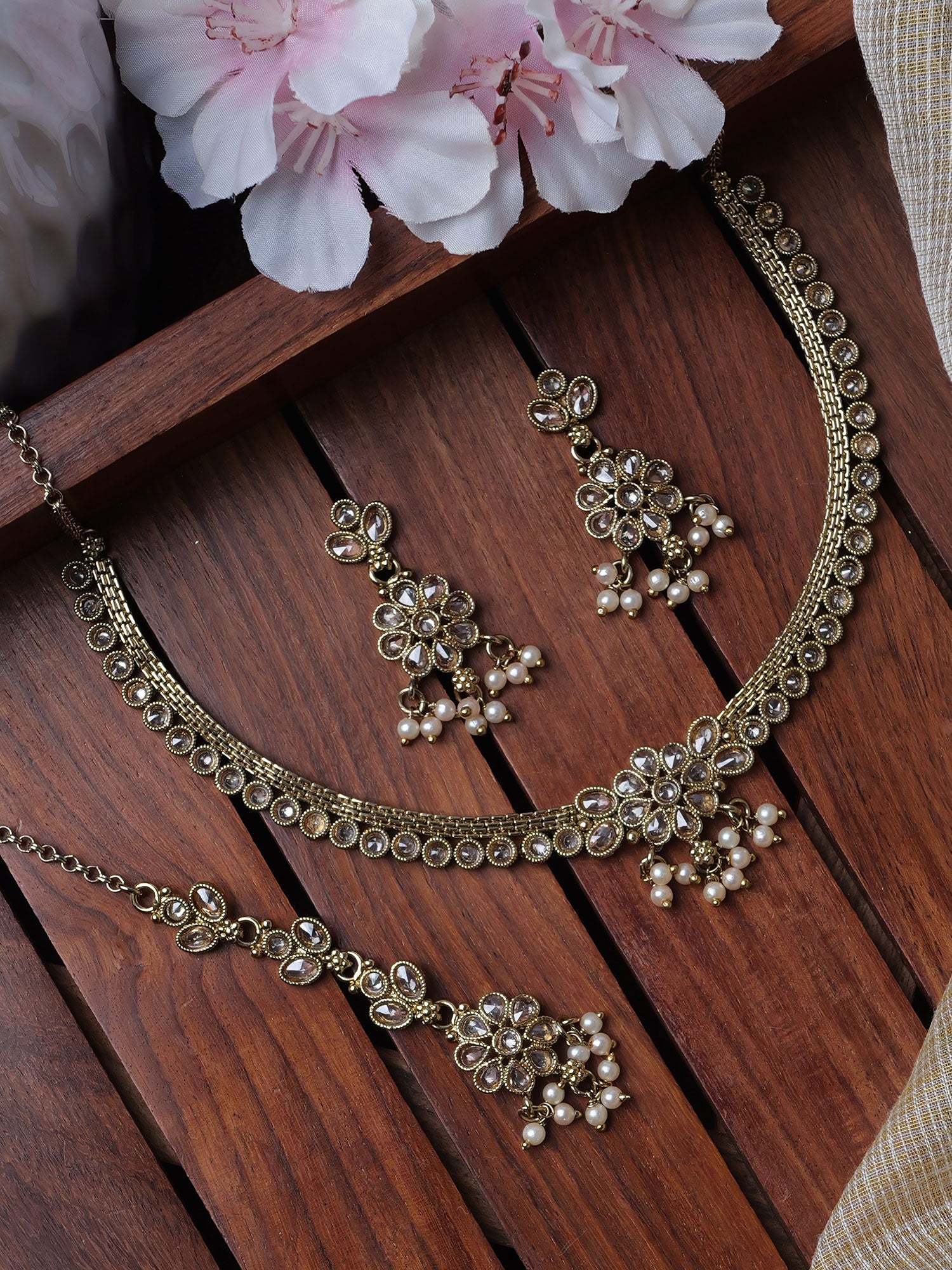Mahiya Necklace Set in Champagne