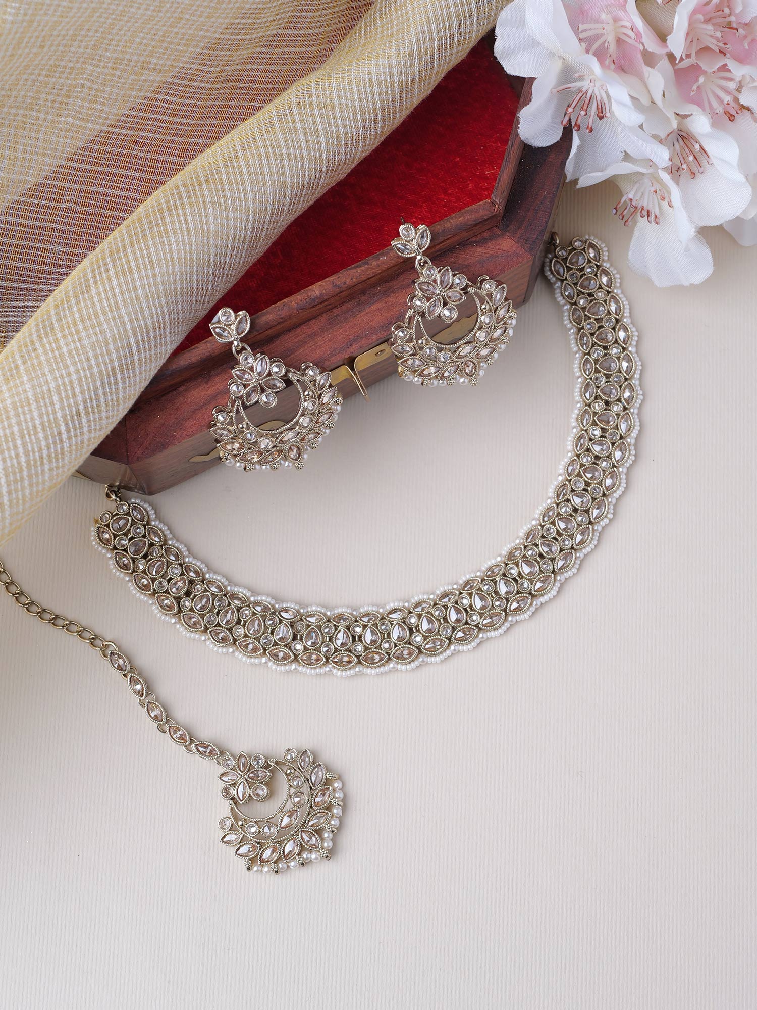 Minal Necklace Set in Champagne