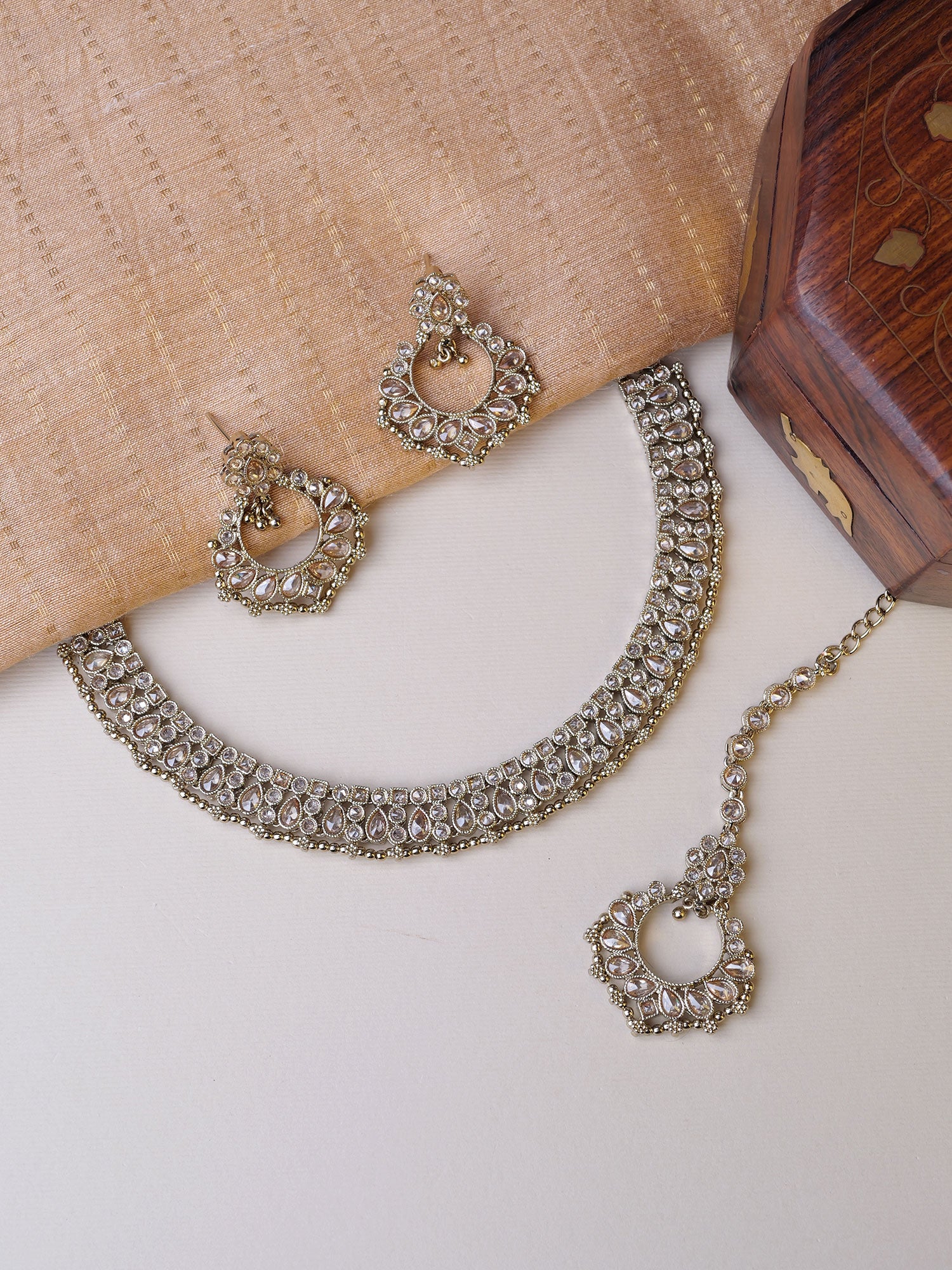 Naina Simple Necklace Set in Antique Gold