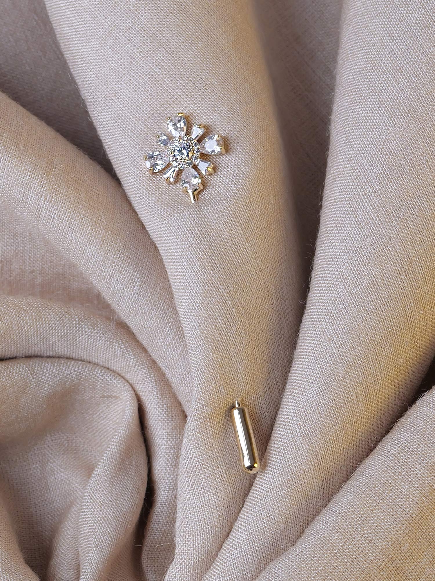 Nazira Scarf Pin in White and Gold