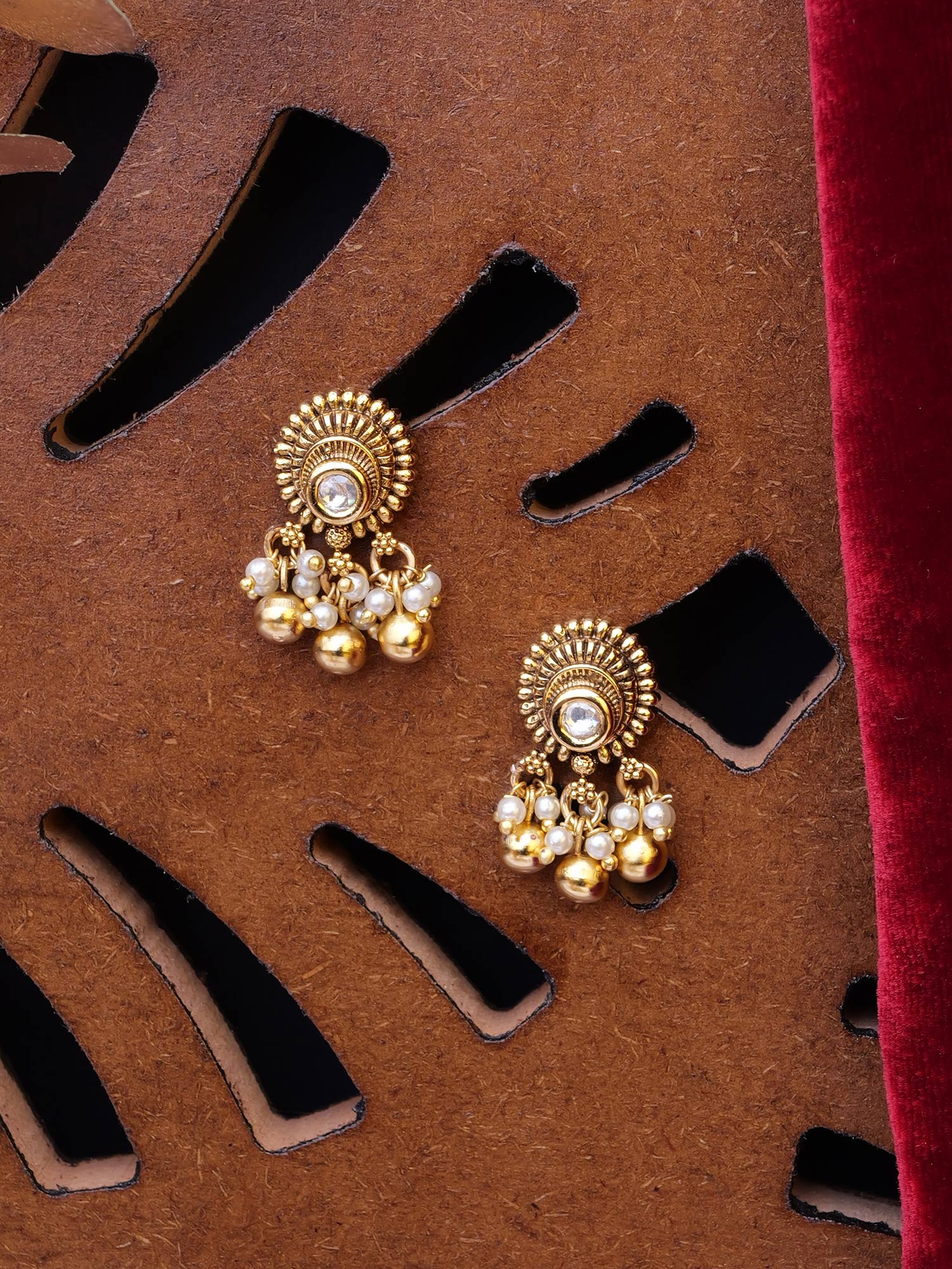 Nivara Small Earrings in White