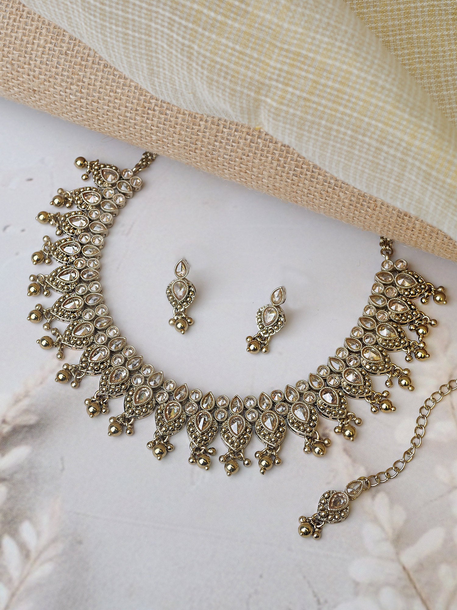 Parveen Necklace Set in Antique Gold