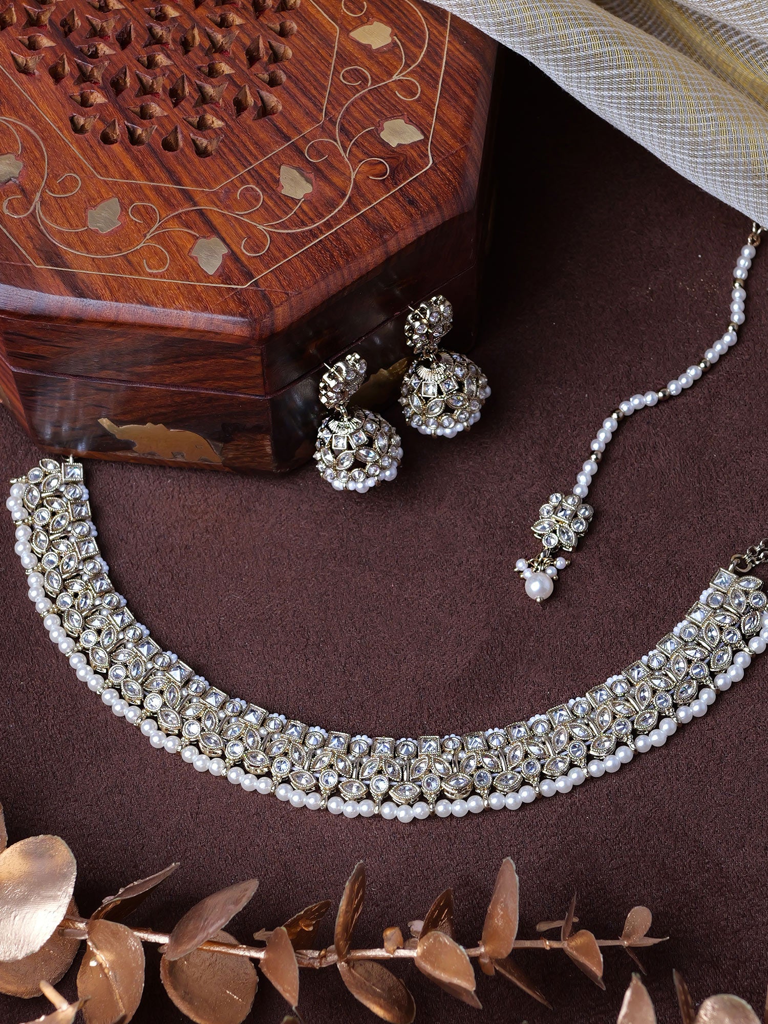 Pavani Necklace Set in White