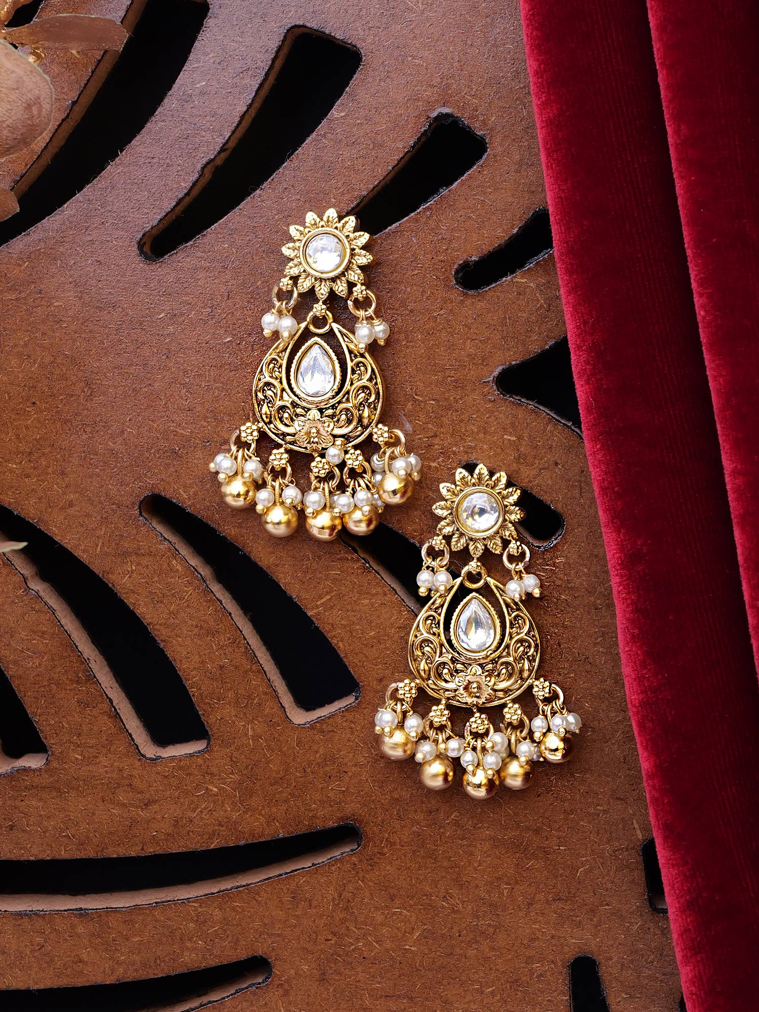 Pehrani Kundan Earrings in White and Pearl