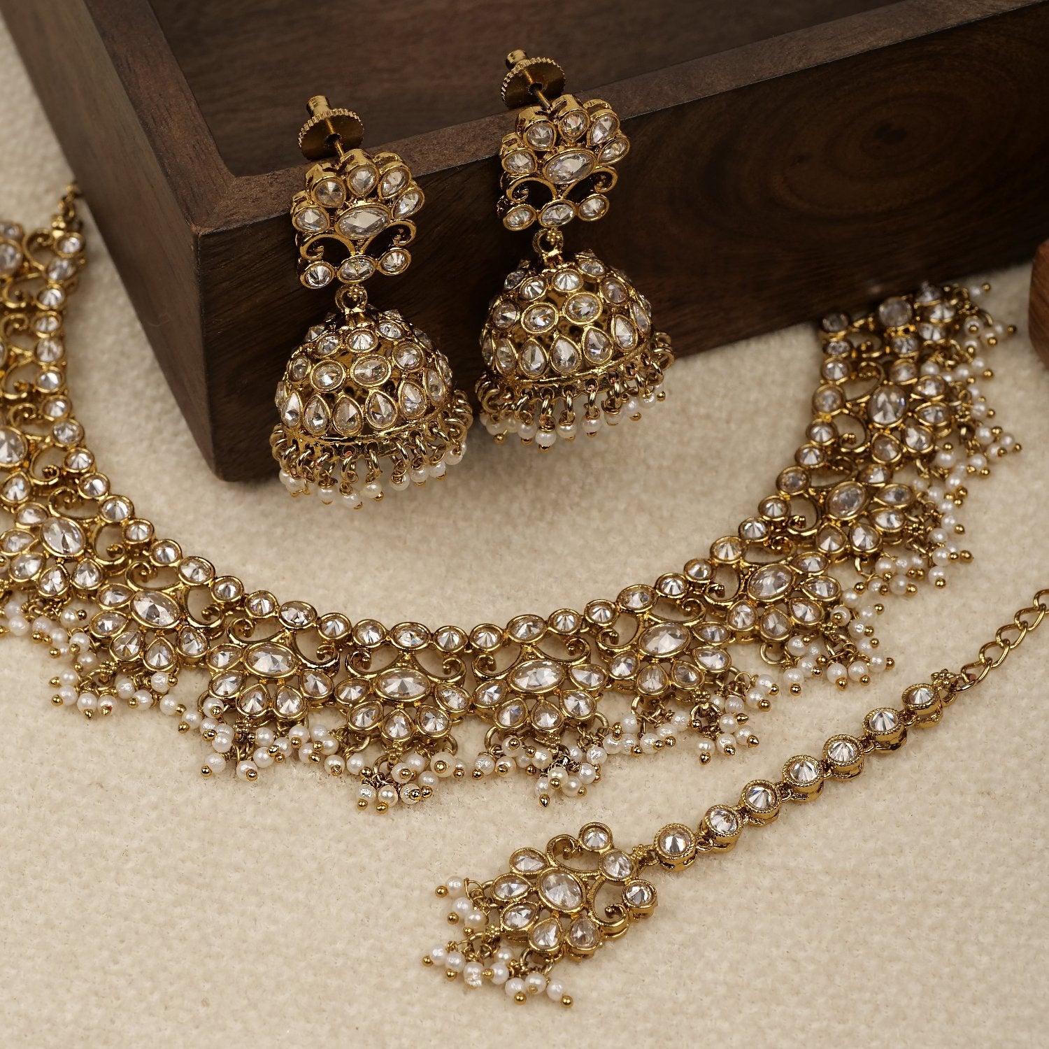 Imara Necklace Set in Pearl and White