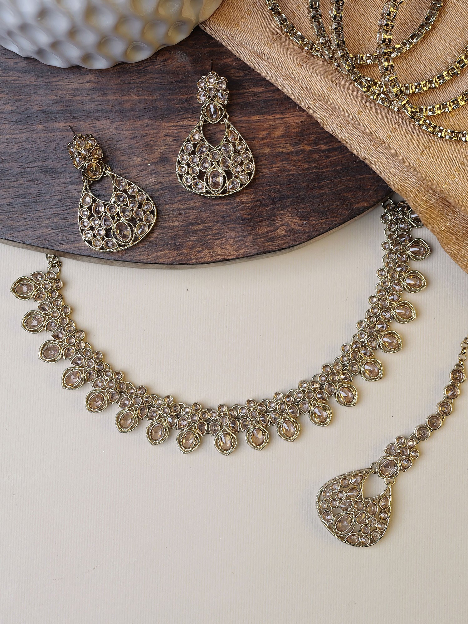 Ravya Simple Necklace Set in Champagne