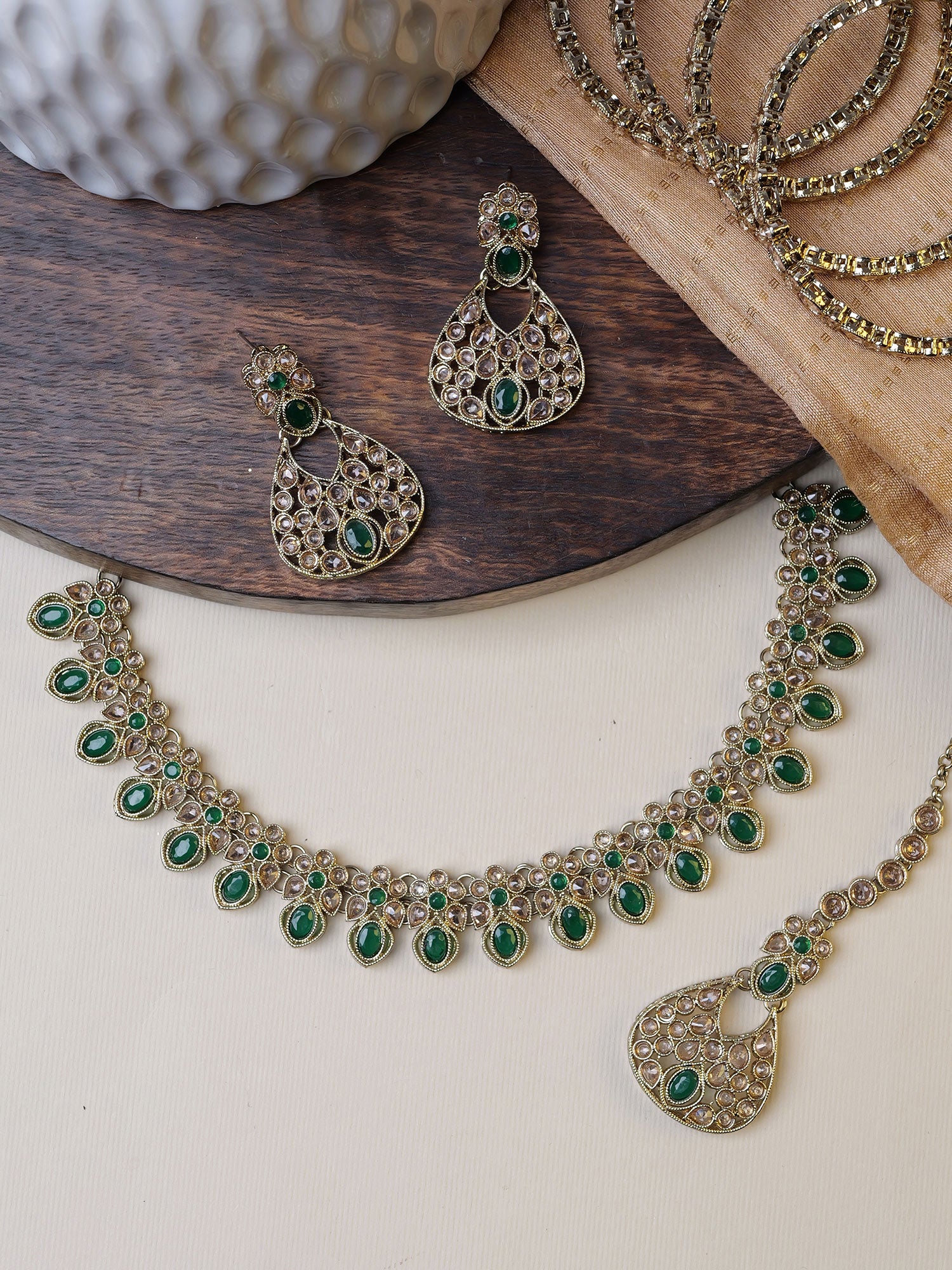 Ravya Simple Necklace Set in Green