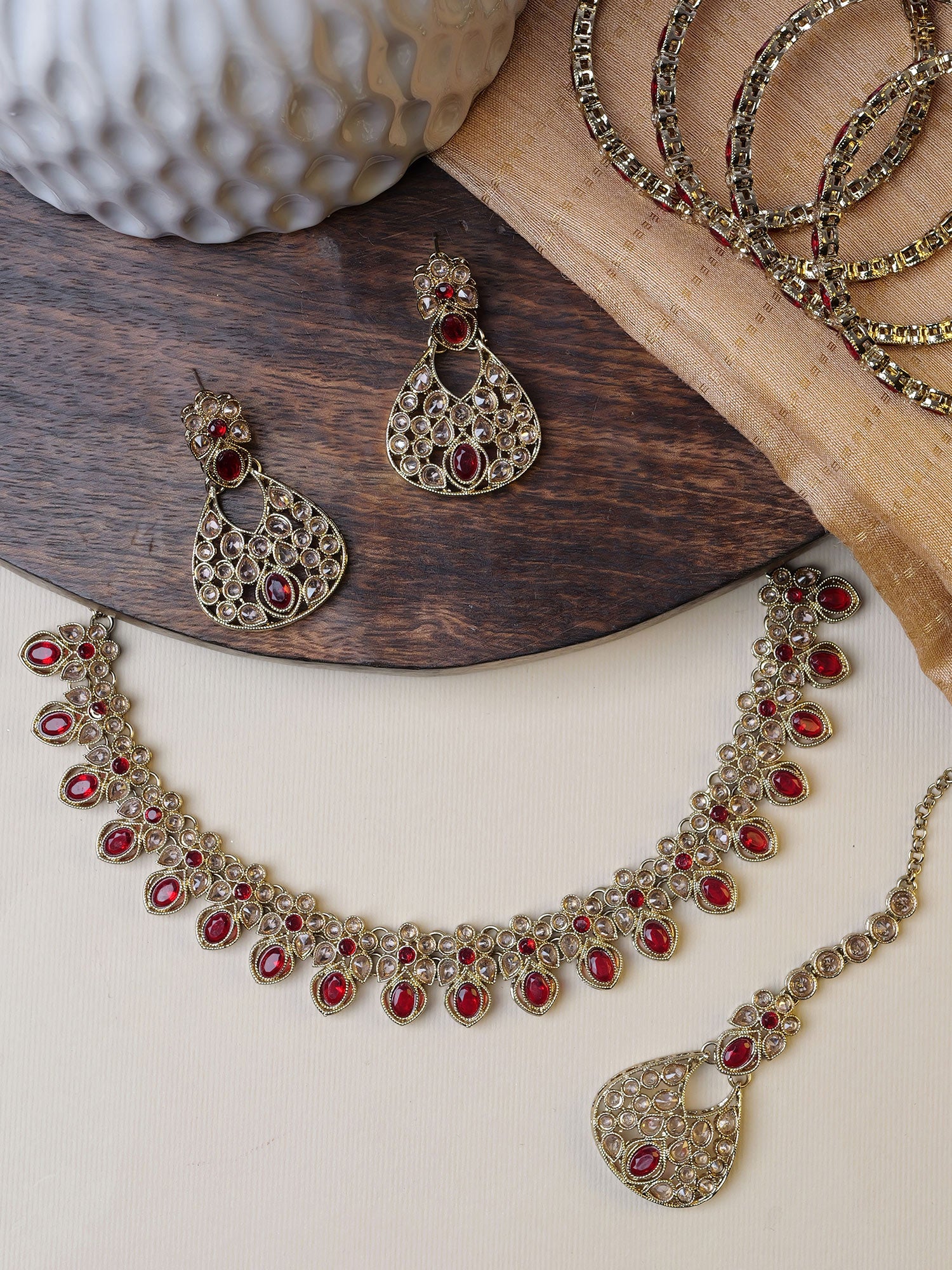 Ravya Simple Necklace Set in Maroon