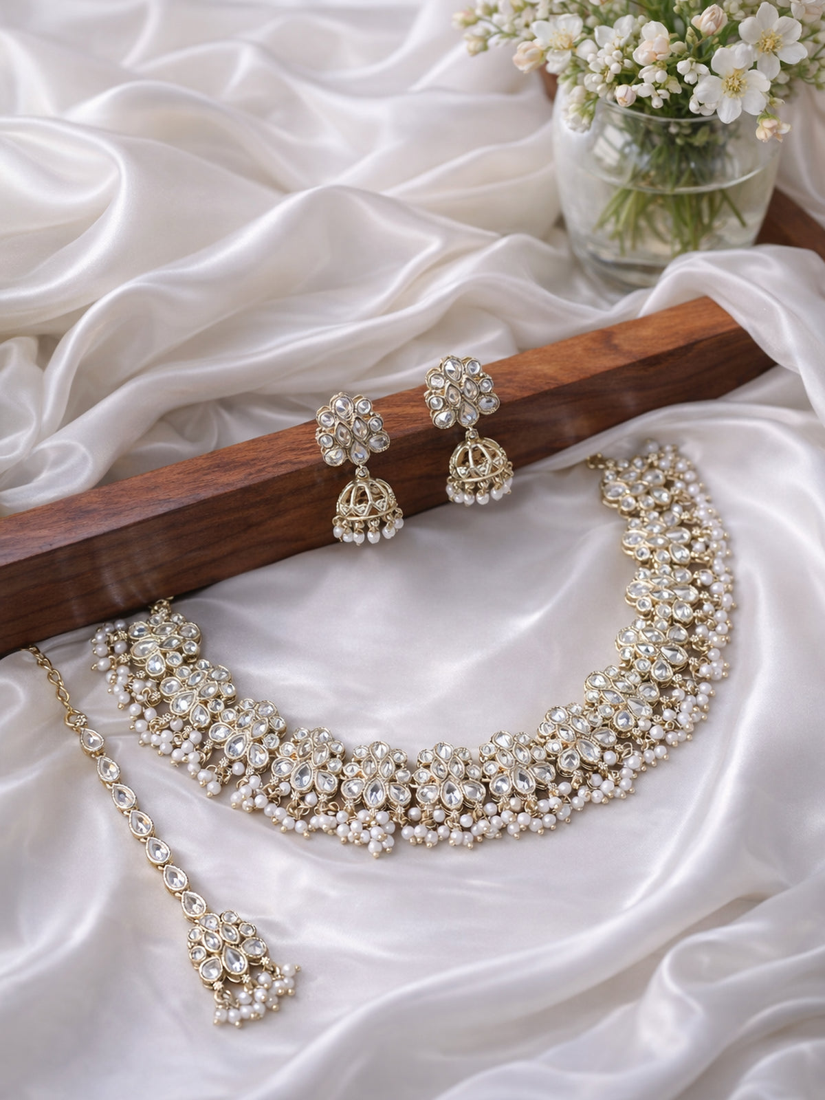 Roohi Necklace Set in White 