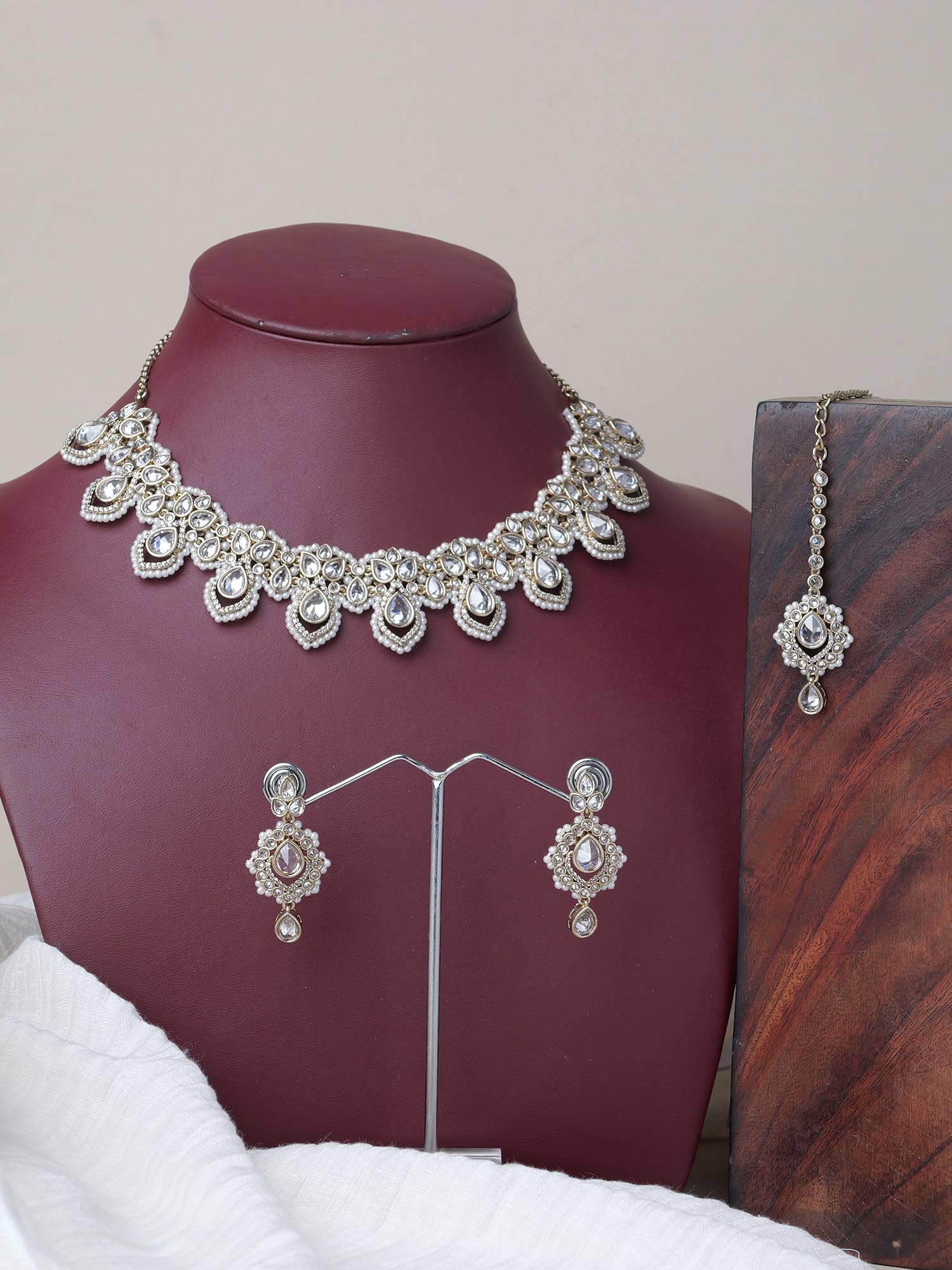 Selina Necklace Set in Pearl and White