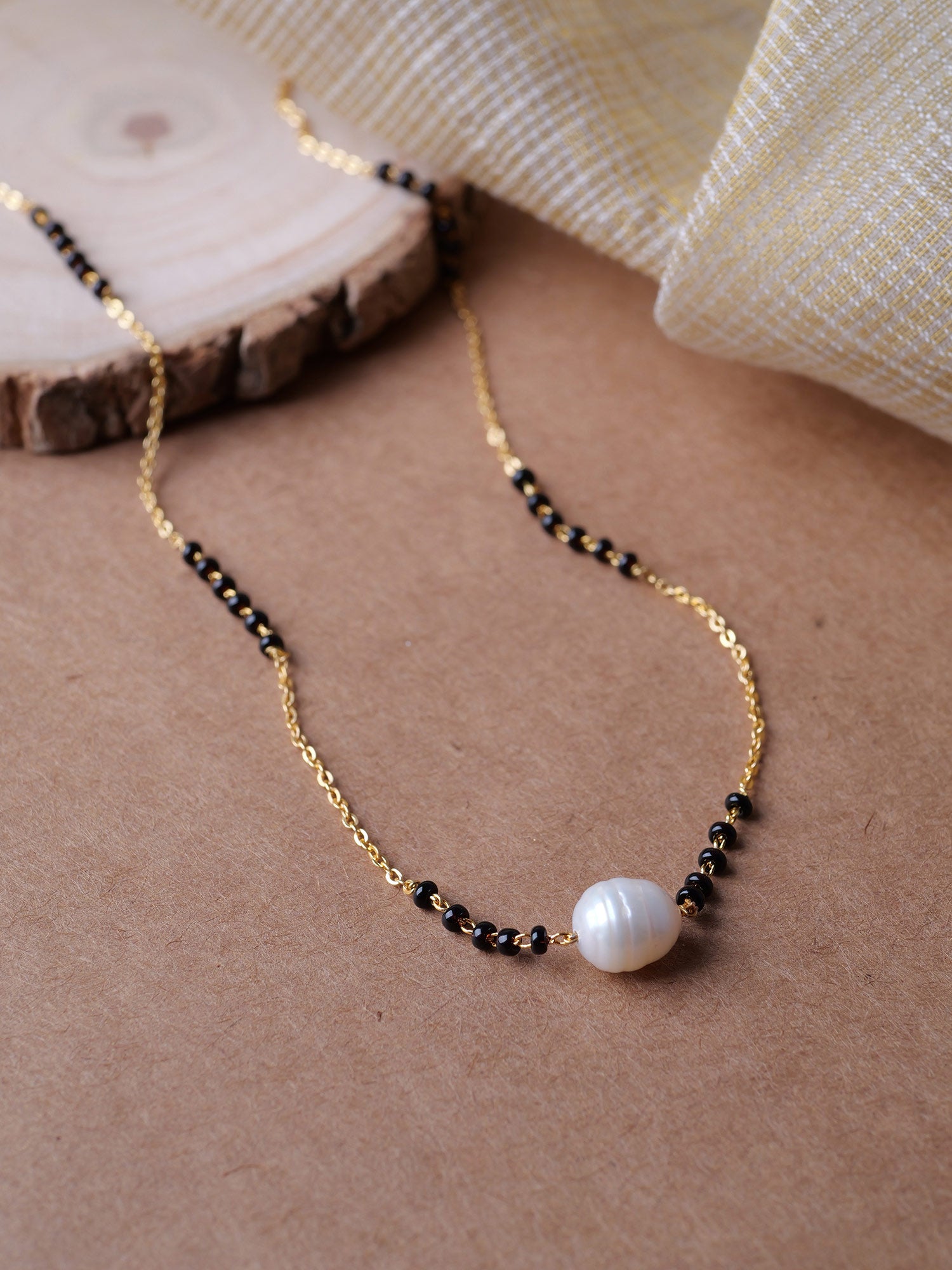 Shaina Beaded Peal Chain in Gold