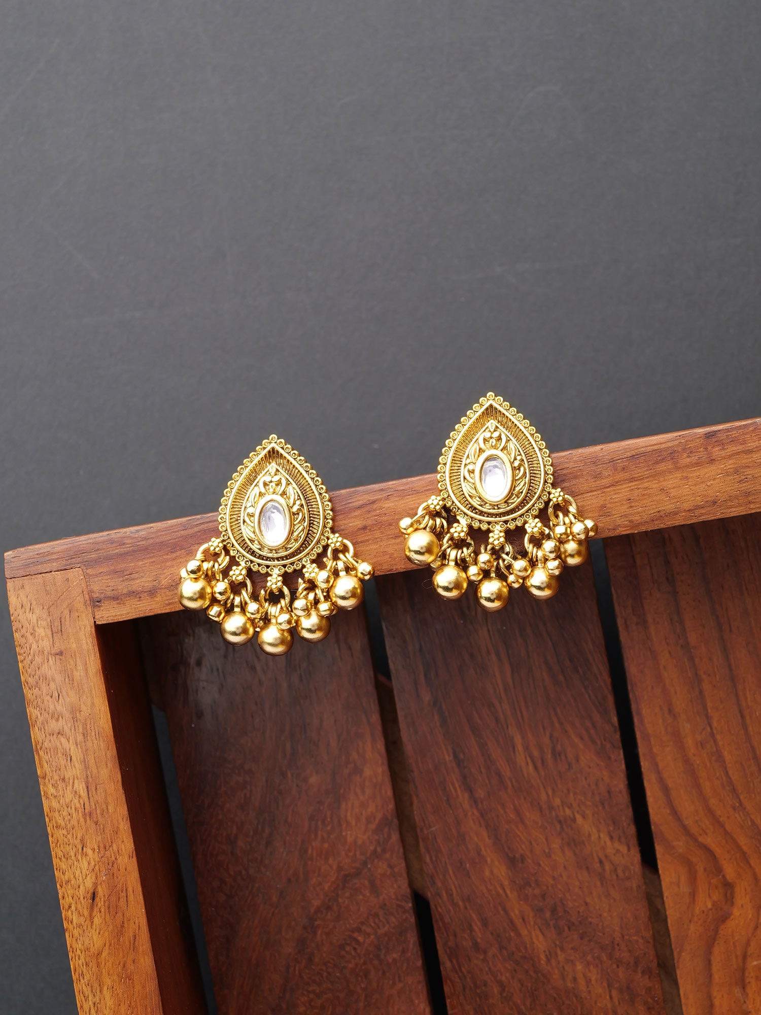Sona Small Kundan Earrings in Gold