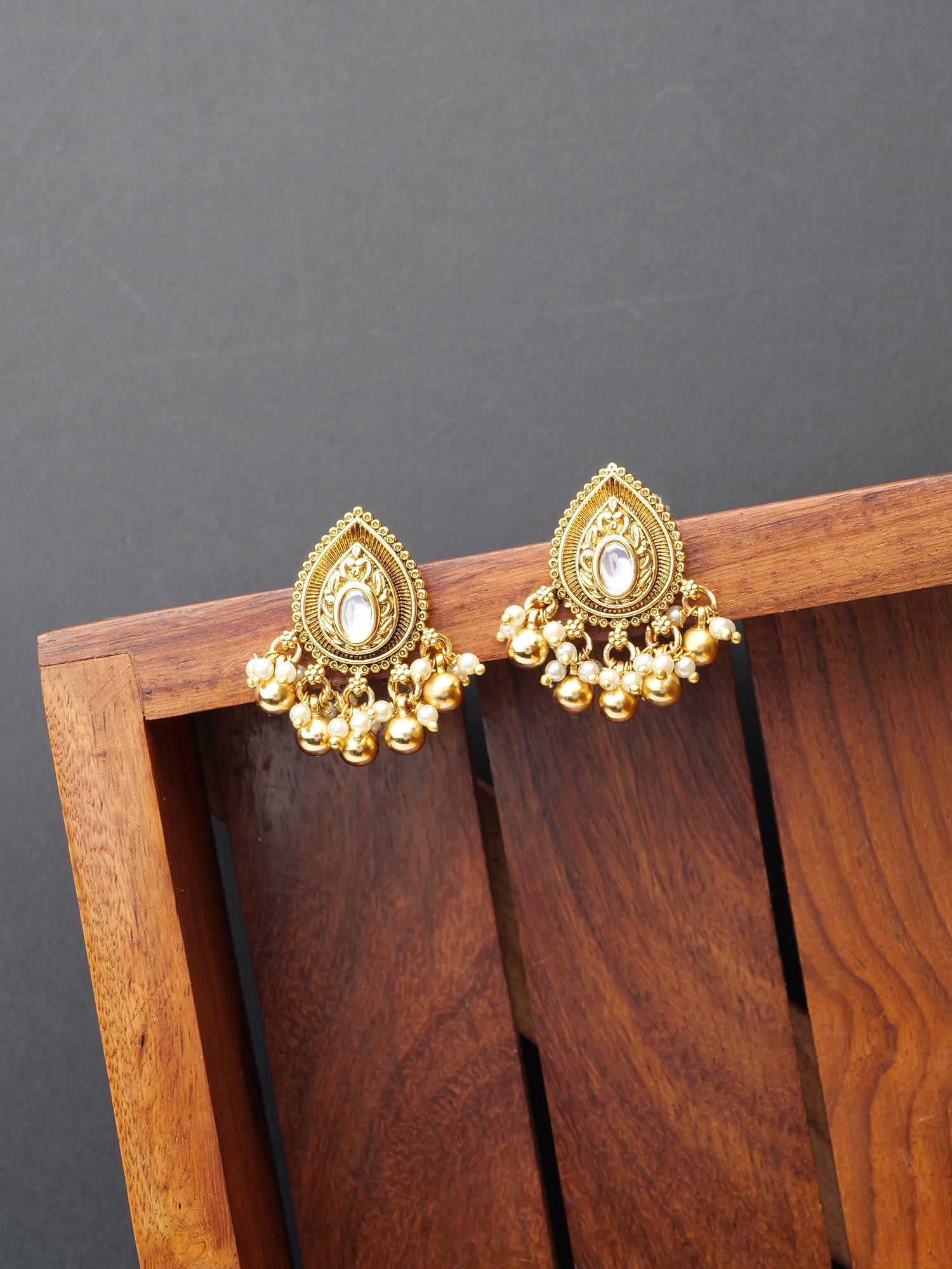 Sona Small Kundan Earrings in Pearl