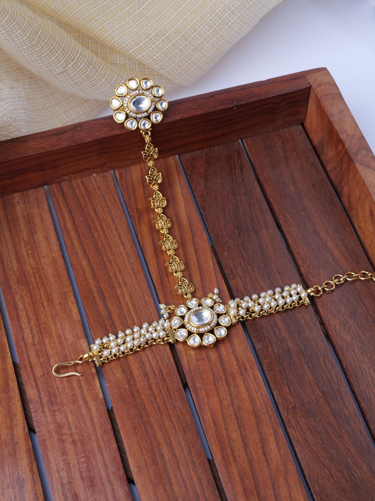 Sruthi Kundan Hand Chain in Pearl