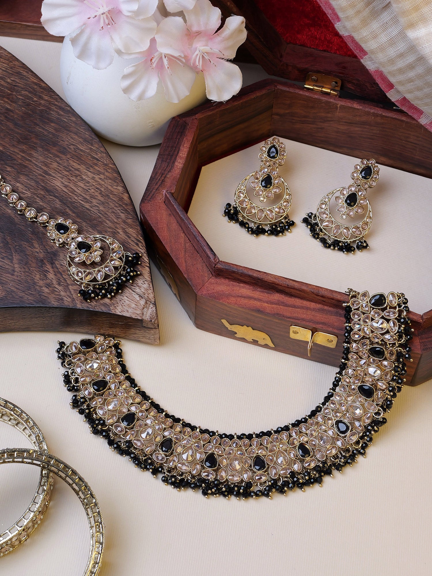 Sukhmani Cluster Necklace Set in Black