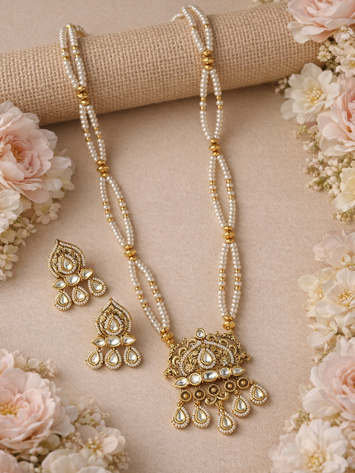 Usha Pendant Set in Pearl
