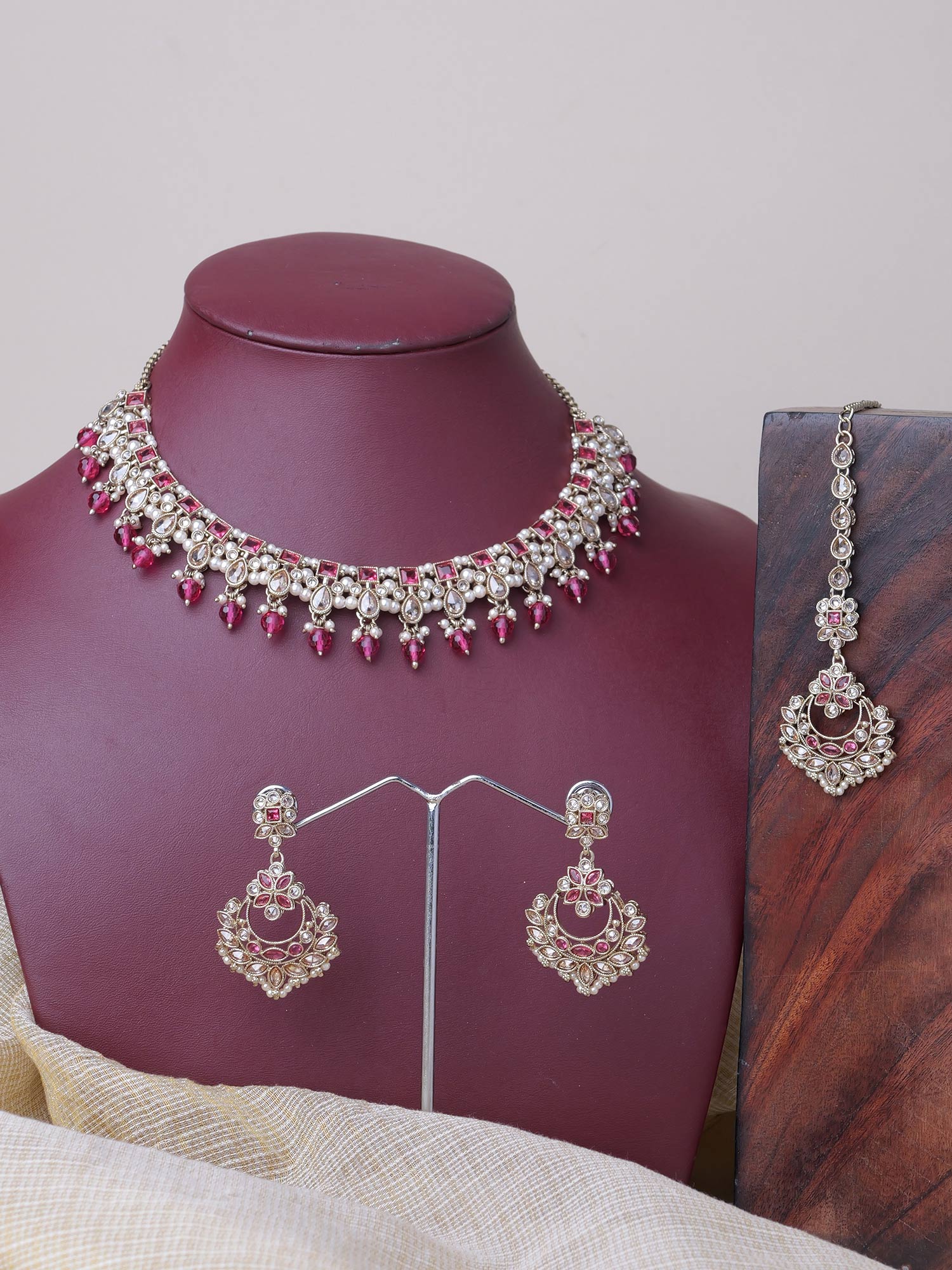 Vanisha Necklace Set in Hot Pink
