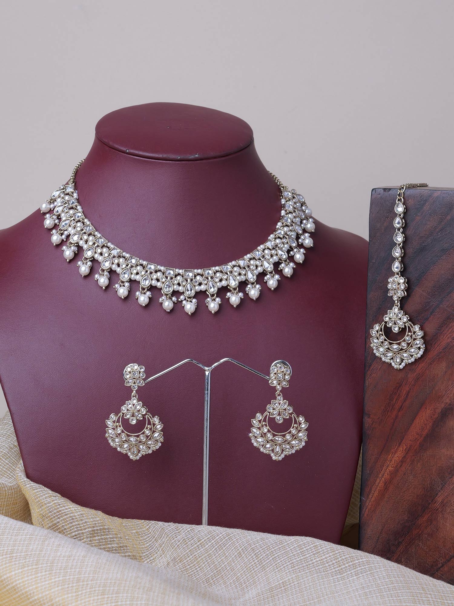 Vanisha Necklace Set in White