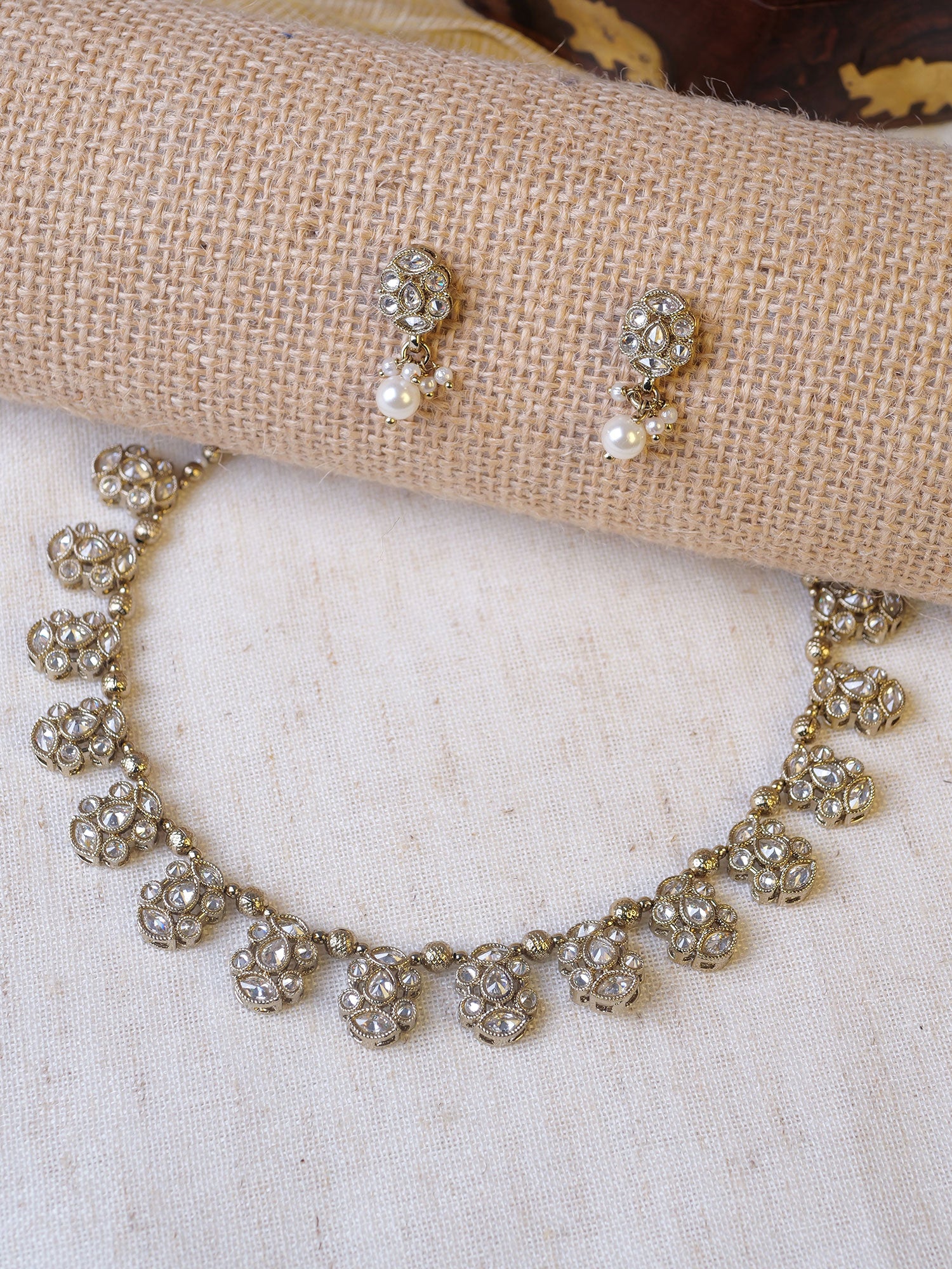 Yasmin Simple Necklace Set in White